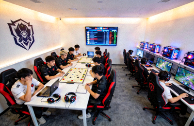 电竞俱乐部训练室内，选手们正在进行战术讨论与模拟训练