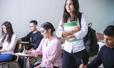 TOP1体育研学营在杭州亚运场馆开营，学员们正在体验专业田径训练